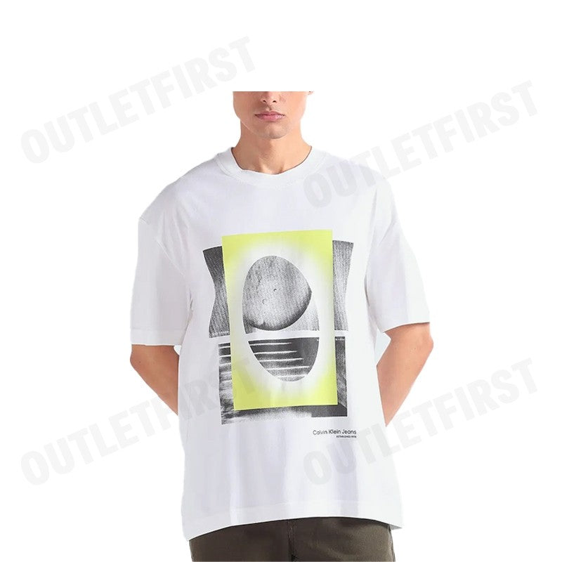 CALVIN KLEIN JEANS รุ่น RELAXED GRAPHIC PRINT T-SHIRT CODE: J325199 YAF เสื้อยืด เสื้อคอกลม เสื้อแขนสั้น