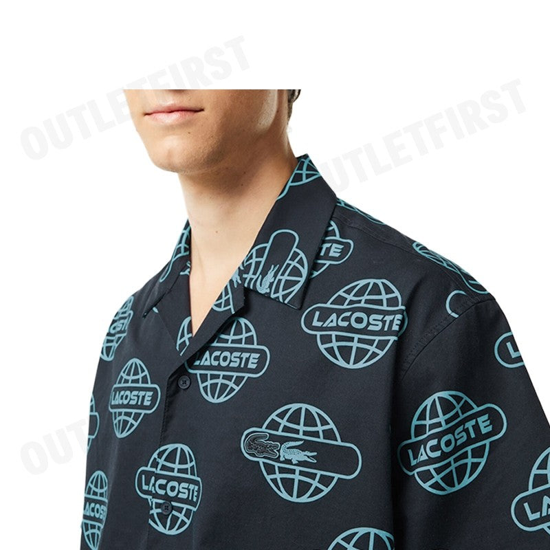 LACOSTE รุ่น GLOBE PRINT LACOSTE COTTON TWILL SHIRT CODE: CH1880 10 QPI เสื้อเชิ้ตแขนสั้น เสื้อเชิ้ตผู้ชาย เสื้อเชิ้ต