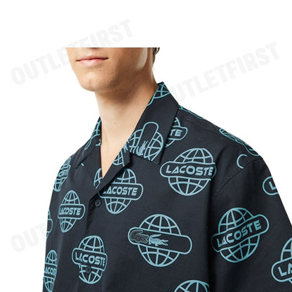 LACOSTE รุ่น GLOBE PRINT LACOSTE COTTON TWILL SHIRT CODE: CH1880 10 QPI เสื้อเชิ้ตแขนสั้น เสื้อเชิ้ตผู้ชาย เสื้อเชิ้ต