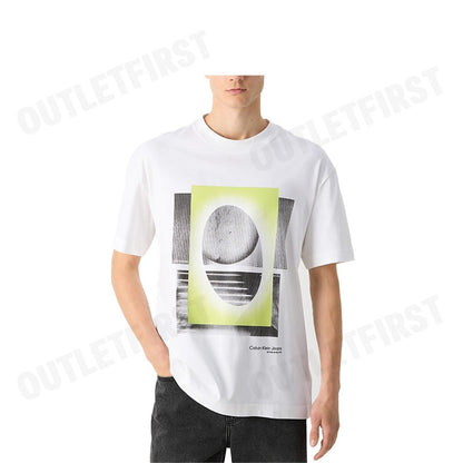CALVIN KLEIN JEANS รุ่น RELAXED GRAPHIC PRINT T-SHIRT CODE: J325199 YAF เสื้อยืด เสื้อคอกลม เสื้อแขนสั้น