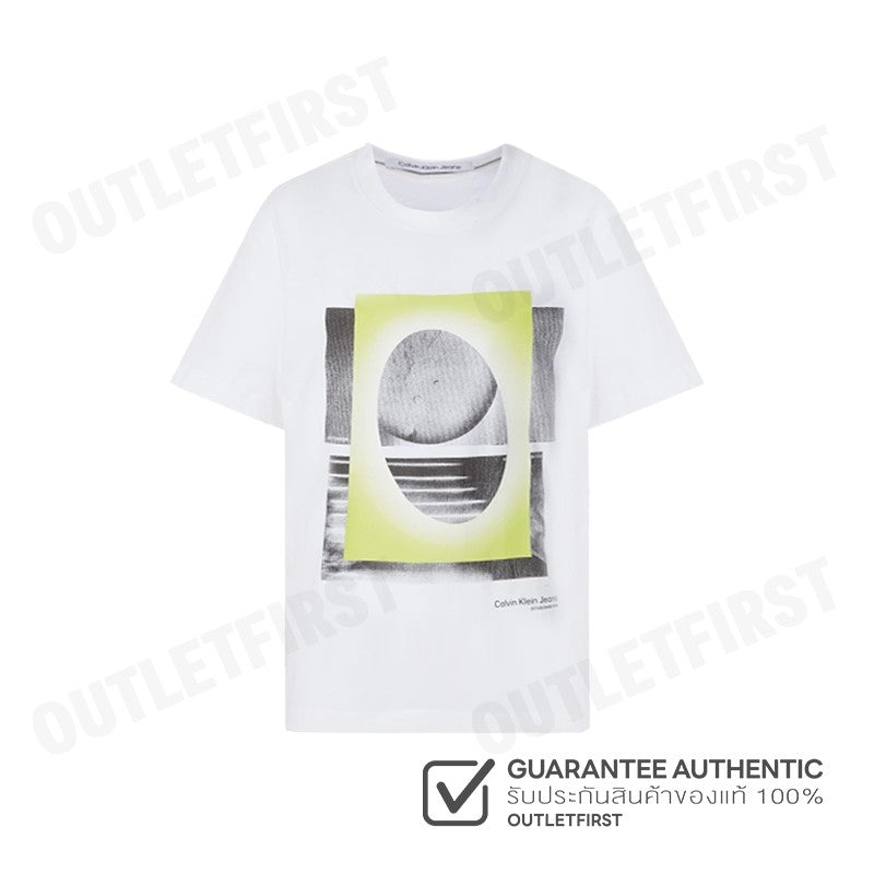 CALVIN KLEIN JEANS รุ่น RELAXED GRAPHIC PRINT T-SHIRT CODE: J325199 YAF เสื้อยืด เสื้อคอกลม เสื้อแขนสั้น