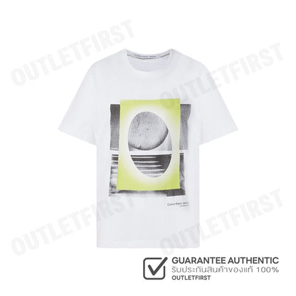 CALVIN KLEIN JEANS รุ่น RELAXED GRAPHIC PRINT T-SHIRT CODE: J325199 YAF เสื้อยืด เสื้อคอกลม เสื้อแขนสั้น