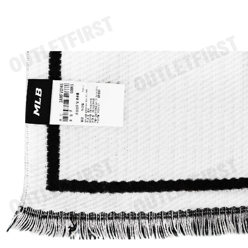 MLB รุ่น VARSITY UNISEX SCARF CODE: 3AMFV0146 50BKS  ผ้าพันคอ ผ้าพันคอเอ็มแอลบี สำหรับผู้ชายและผู้หญิง