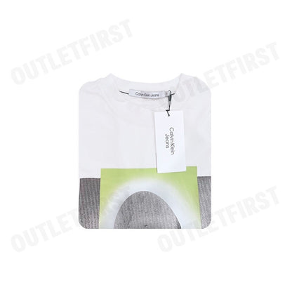 CALVIN KLEIN JEANS รุ่น RELAXED GRAPHIC PRINT T-SHIRT CODE: J325199 YAF เสื้อยืด เสื้อคอกลม เสื้อแขนสั้น