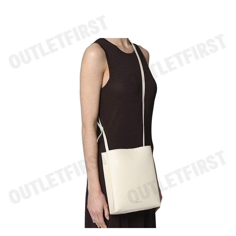 CALVIN KLEIN รุ่น LEATHER CROSSBODY BAG CODE: DH3772 YAC กระเป๋าสะพายข้าง กระเป๋าสะพายผู้หญิง กระเป๋า