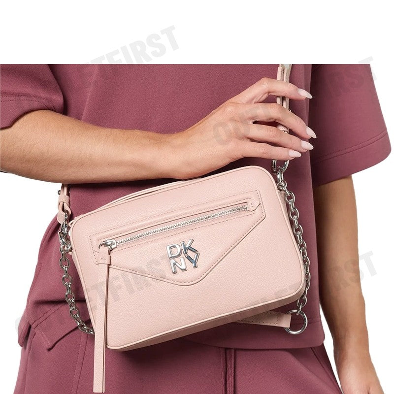 DKNY รุ่น GREENPOINT CAMERA BAG CODE: R41EKB91 NUD กระเป๋าสะพายข้าง กระเป๋า กระเป๋าสะพาย
