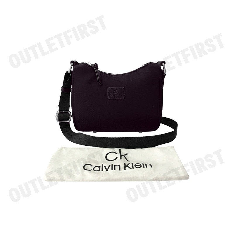 CK CALVIN KLEIN รุ่น  NYLON MEDIUM GONDOLA CROSSBODY (EVOCATIVE) CODE: N02 W1090 กระเป๋าสะพาย  กระเป๋า กระเป๋าผู้หญิง