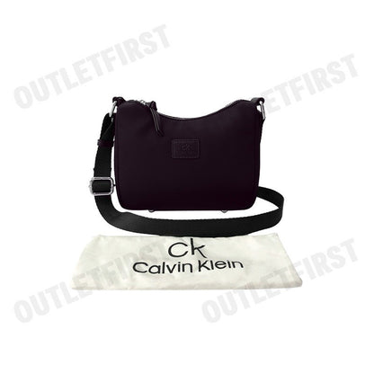 CK CALVIN KLEIN รุ่น  NYLON MEDIUM GONDOLA CROSSBODY (EVOCATIVE) CODE: N02 W1090 กระเป๋าสะพาย  กระเป๋า กระเป๋าผู้หญิง