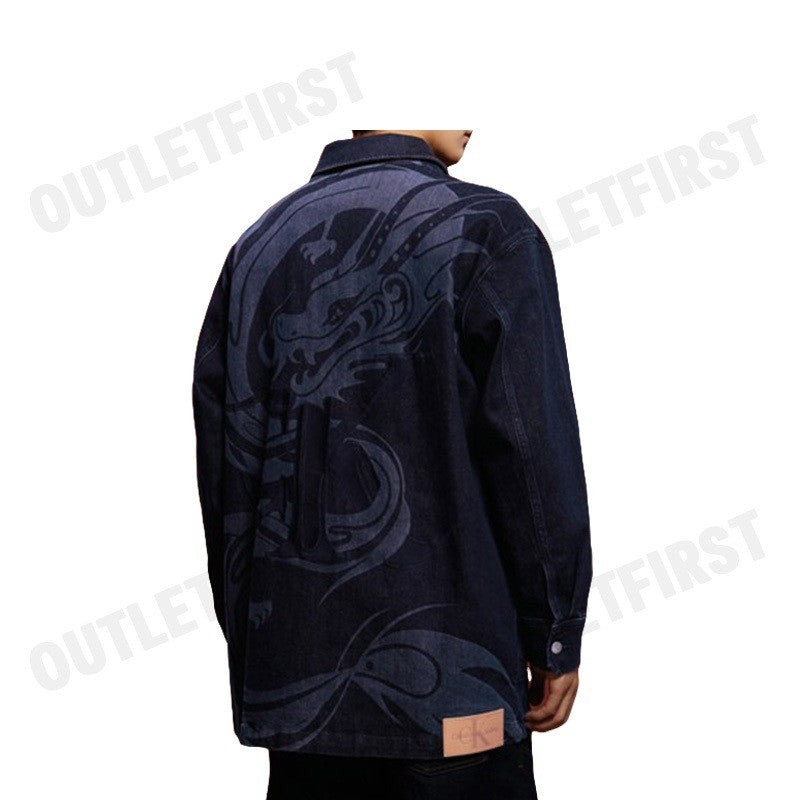 CALVIN KLEIN JEANS รุ่น MEN'S YEAR OF THE DRAGON DENIM OVERSHIRT CODE J324908 1A4 00 เสื้อเชิ้ต เสื้อเชิ้ตยีนส์แขนยาว