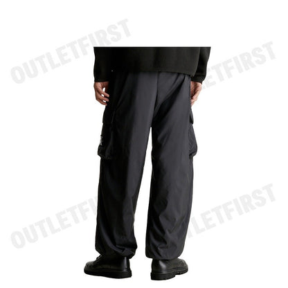 CALVIN KLEIN JEANS รุ่น OVERSIZED CARGO PANTS CODE: J324693 BEH กางเกงขายาว กางเกงคาร์โก้ กางเกงผู้ชาย