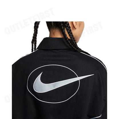 NIKE รุ่น SPORTSWEAR WOMEN'S WOVEN JACKET CODE: FN1941 010 เสื้อแจ็คเก็ตแขนยาว เสื้อแจ็คเก็ตผู้ชาย เสื้อแขนยาว