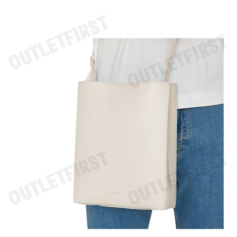 CALVIN KLEIN รุ่น LEATHER CROSSBODY BAG CODE: DH3772 YAC กระเป๋าสะพายข้าง กระเป๋าสะพายผู้หญิง กระเป๋า