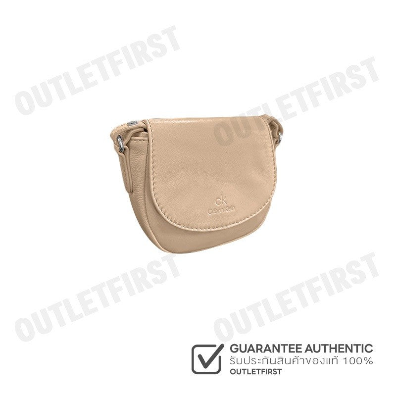 CK CALVIN KLEIN รุ่น  SADDLE CROSSBODY BAG (NUDE) CODE: L06 W1083 กระเป๋าสะพายข้าง  กระเป๋า กระเเป๋าแฟชั่น