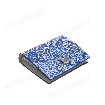 SALVATORE FERRAGAMO รุ่น GANCINI FOLIAGE PRINT LEATHER WALLET CODE: 22D780 0763508 101 กระเป๋าสตางค์ กระเป๋าสตางค์ใบสั้น
