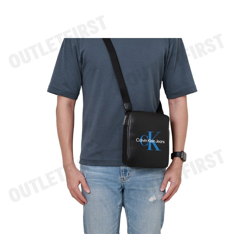 CALVIN KLEIN JEANS รุ่น MONOGRAM SOFT REPORTER BAG CODE: ZM02703 BDS กระเป๋าสะพายข้าง กระเป๋าสะพายข้างผู้ชาย กระเป๋า