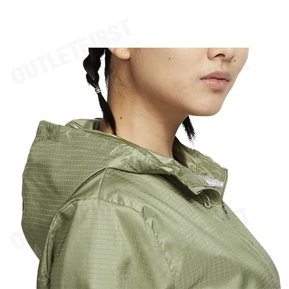 NIKE รุ่น NIKE ESSENTIAL WOMEN'S RUNNING JACKET CODE: CU3218 386 เสื้อแจ็คเก็ตแขนยาว เสื้อแจ็คเก็ต เสื้อผู้หญิง