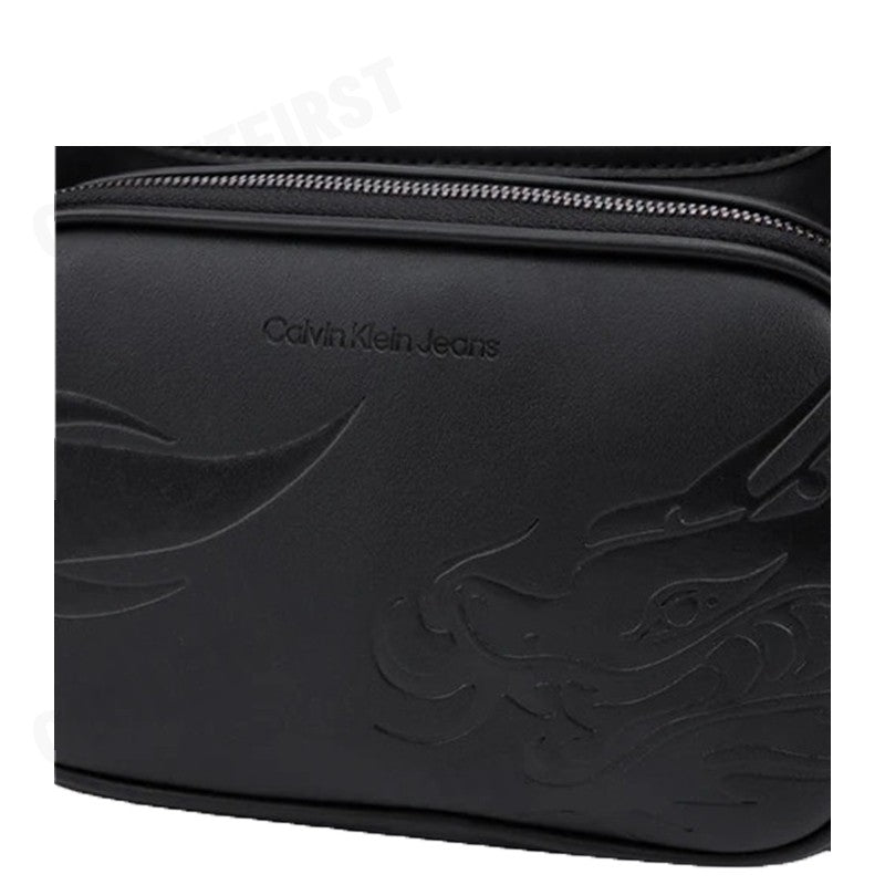 CALVIN KLEIN JEANS รุ่น CHINESE NEW YEAR CAMERA BAG CODE: HH3850 001 กระเป๋า กระเป๋าสะพายข้าง กระเป๋าคาดอก