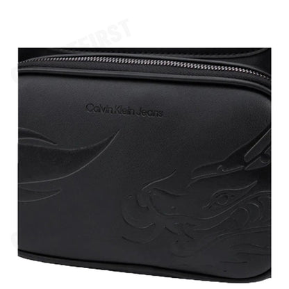 CALVIN KLEIN JEANS รุ่น CHINESE NEW YEAR CAMERA BAG CODE: HH3850 001 กระเป๋า กระเป๋าสะพายข้าง กระเป๋าคาดอก
