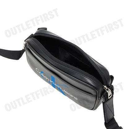 CALVIN KLEIN JEANS รุ่น MONOGRAM SOFT CAMERA BAG CODE: ZM02702 BDS กระเป๋าสะพายข้าง กระเป๋าสะพายผู้ชาย กระเป๋าแฟชั่น