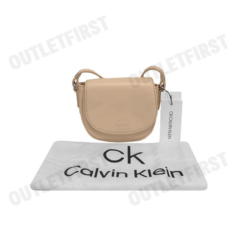 CK CALVIN KLEIN รุ่น  SADDLE CROSSBODY BAG (NUDE) CODE: L06 W1083 กระเป๋าสะพายข้าง  กระเป๋า กระเเป๋าแฟชั่น