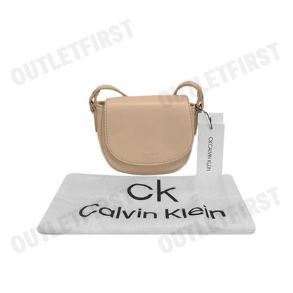 CK CALVIN KLEIN รุ่น  SADDLE CROSSBODY BAG (NUDE) CODE: L06 W1083 กระเป๋าสะพายข้าง  กระเป๋า กระเเป๋าแฟชั่น
