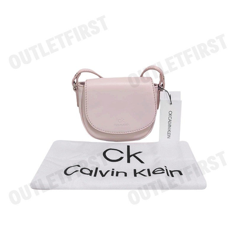 CK CALVIN KLEIN รุ่น  SADDLE CROSSBODY BAG (PALE PINK) CODE: L06 W1083 กระเป๋าสะพายข้าง กระเป๋า กระเป๋าผู้หญิง