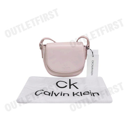 CK CALVIN KLEIN รุ่น  SADDLE CROSSBODY BAG (PALE PINK) CODE: L06 W1083 กระเป๋าสะพายข้าง กระเป๋า กระเป๋าผู้หญิง