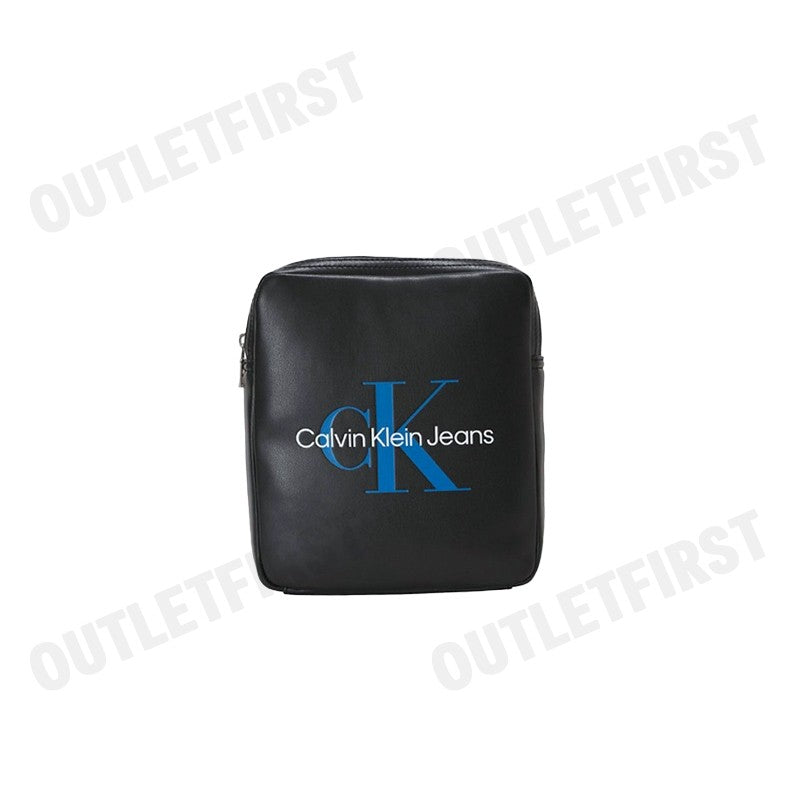 CALVIN KLEIN JEANS รุ่น MONOGRAM SOFT REPORTER BAG CODE: ZM02703 BDS กระเป๋าสะพายข้าง กระเป๋าสะพายข้างผู้ชาย กระเป๋า