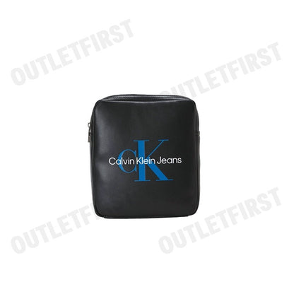 CALVIN KLEIN JEANS รุ่น MONOGRAM SOFT REPORTER BAG CODE: ZM02703 BDS กระเป๋าสะพายข้าง กระเป๋าสะพายข้างผู้ชาย กระเป๋า