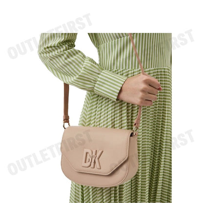 DKNY รุ่น SEVENTH AVENUE NEW MD FLAP CROSSBODY CODE: R41EKC54 NUD กระเป๋าสะพายข้าง กระเป๋า กระเป๋าสะพายไหล่