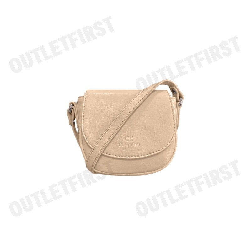 CK CALVIN KLEIN รุ่น  SADDLE CROSSBODY BAG (NUDE) CODE: L06 W1083 กระเป๋าสะพายข้าง  กระเป๋า กระเเป๋าแฟชั่น