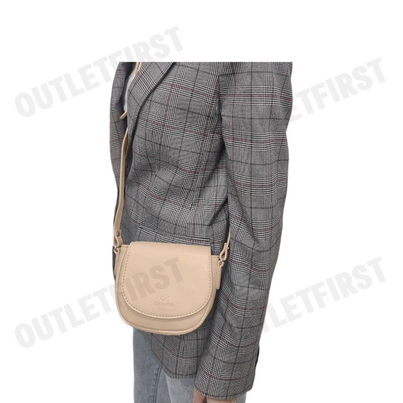 CK CALVIN KLEIN รุ่น  SADDLE CROSSBODY BAG (NUDE) CODE: L06 W1083 กระเป๋าสะพายข้าง  กระเป๋า กระเเป๋าแฟชั่น