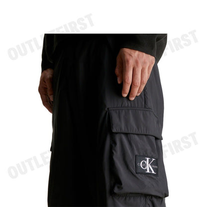 CALVIN KLEIN JEANS รุ่น OVERSIZED CARGO PANTS CODE: J324693 BEH กางเกงขายาว กางเกงคาร์โก้ กางเกงผู้ชาย