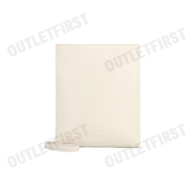 CALVIN KLEIN รุ่น LEATHER CROSSBODY BAG CODE: DH3772 YAC กระเป๋าสะพายข้าง กระเป๋าสะพายผู้หญิง กระเป๋า