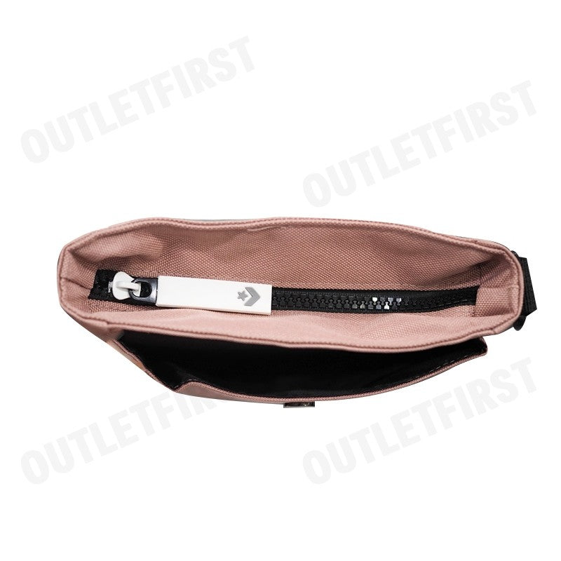 CONVERSE รุ่น  CONVERSE MAGNETIC CHEVRON MINI BAG CODE: 1261810CF3PIXX กระเป๋าสะพายข้าง กระเป๋า กระเป๋าแฟชั่น