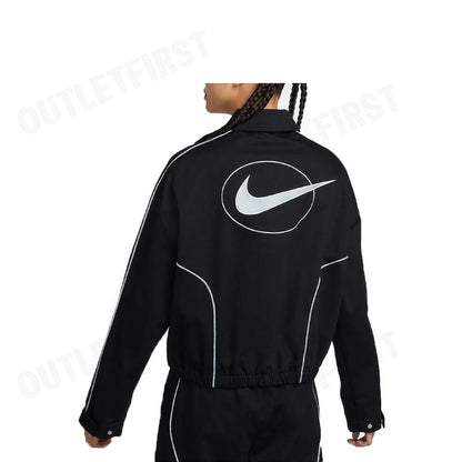 NIKE รุ่น SPORTSWEAR WOMEN'S WOVEN JACKET CODE: FN1941 010 เสื้อแจ็คเก็ตแขนยาว เสื้อแจ็คเก็ตผู้ชาย เสื้อแขนยาว