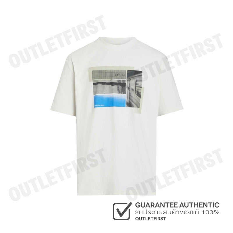 CALVIN KLEIN JEANS รุ่น PHOTOGRAPHIC PRINT LOOSE T-SHIRT CODE: J326861 YBI เสื้อยืดคอกลม เสื้อผู้ชาย เสื้อแขนสั้น