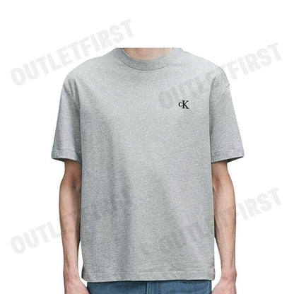 CALVIN KLEIN รุ่น ARCHIVE LOGO RELAXED CREWNECK T-SHIRT CODE: 40HM229 P79 เสื้อยืดคอกลม เสื้อผู้ชาย สีเทา
