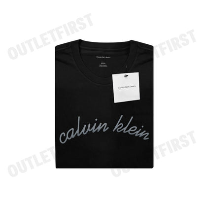 CALVIN KLEIN JEANS รุ่น SCRIPT LOGO GRAPHIC CLASSIC T-SHIRT CODE: 4RC834G UB1 เสื้อยืดแขนสั้น เสื้อคอกลม เสื้อผู้ชาย