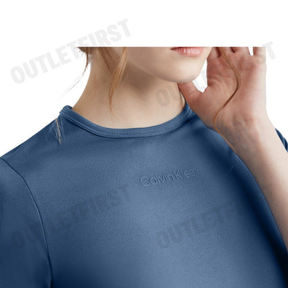 CALVIN KLEIN SPORT รุ่น ESSENTIALS SPORT SEMI-FITTED TEE CODE: 4WS4K238 420 เสื้อครอป เสื้อยืดผู้หญิง เสื้อยืดแขนสั้น