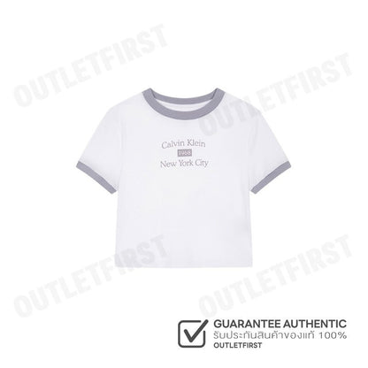 CALVIN KLEIN รุ่น LOGO GRAPHIC CROPPED CLASSIC T-SHIRT CODE 47B808G VVC เสื้อครอป เสื้อแขนสั้น เสื้อผู้หญิง