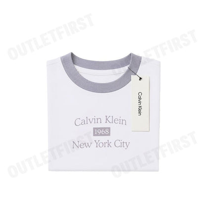 CALVIN KLEIN รุ่น LOGO GRAPHIC CROPPED CLASSIC T-SHIRT CODE 47B808G VVC เสื้อครอป เสื้อแขนสั้น เสื้อผู้หญิง