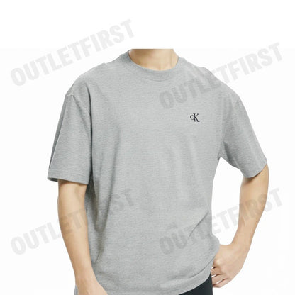 CALVIN KLEIN รุ่น ARCHIVE LOGO RELAXED CREWNECK T-SHIRT CODE: 40HM229 P79 เสื้อยืดคอกลม เสื้อผู้ชาย สีเทา