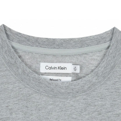CALVIN KLEIN รุ่น ARCHIVE LOGO RELAXED CREWNECK T-SHIRT CODE: 40HM229 P79 เสื้อยืดคอกลม เสื้อผู้ชาย สีเทา