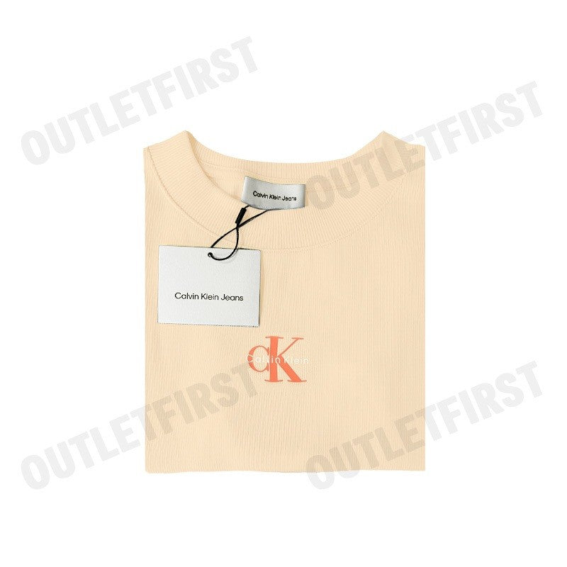 CALVIN KLEIN JEANS รุ่น MONOLOGO BABY TEE CODE: 47AB802 RM7 เสื้อครอป เสื้อผู้หญิง เสื้อแขนสั้น