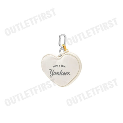 MLB รุ่น UNISEX HEART POUCH KEYRING CODE: 3APOH015N 50CRS พวงกุญแจ พวงกุญแจหัวใจ พวงกุญแจสีครีม