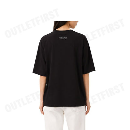 CALVIN KLEIN JEANS รุ่น OVERSIZED BOLD LOGO T-SHIRT CODE: 47C818G UB1 เสื้อยืดคอกลม เสื้อยืดผู้หญิง เสื้อยืดสีดำ