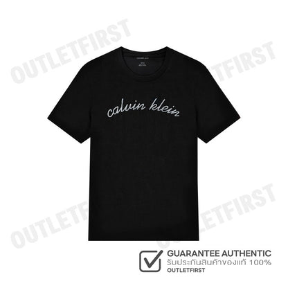 CALVIN KLEIN JEANS รุ่น SCRIPT LOGO GRAPHIC CLASSIC T-SHIRT CODE: 4RC834G UB1 เสื้อยืดแขนสั้น เสื้อคอกลม เสื้อผู้ชาย