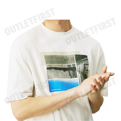 CALVIN KLEIN JEANS รุ่น PHOTOGRAPHIC PRINT LOOSE T-SHIRT CODE: J326861 YBI เสื้อยืดคอกลม เสื้อผู้ชาย เสื้อแขนสั้น