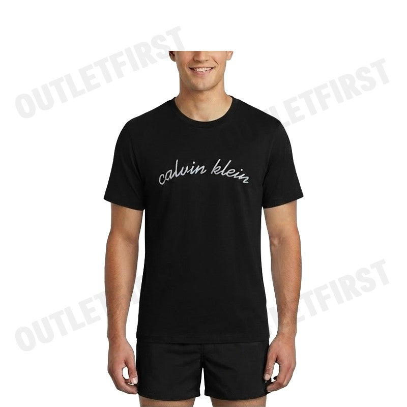 CALVIN KLEIN JEANS รุ่น SCRIPT LOGO GRAPHIC CLASSIC T-SHIRT CODE: 4RC834G UB1 เสื้อยืดแขนสั้น เสื้อคอกลม เสื้อผู้ชาย